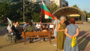 Двайсетина в безалкохолния пиещ протест на Димитровград