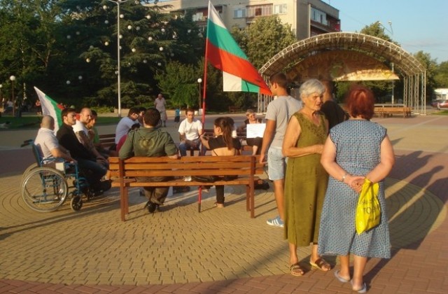 Двайсетина в безалкохолния пиещ протест на Димитровград