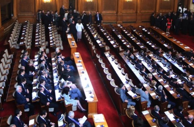 Депутатите пред дилема - дали да ползват цял месец летен отпуск