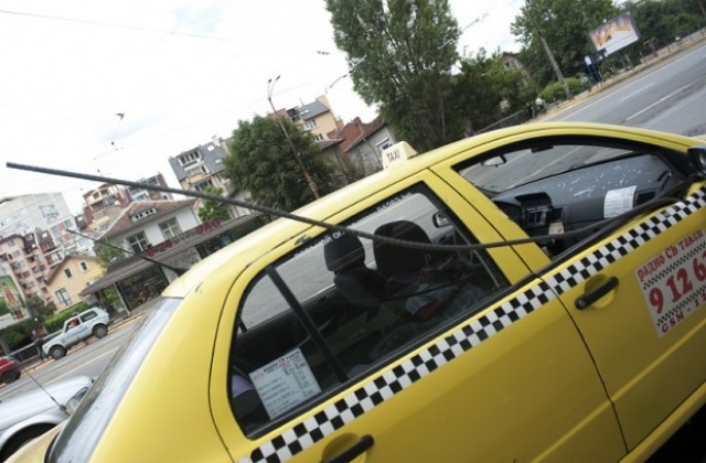 Къс арматурно желязо падна върху такси с клиент в центъра на София