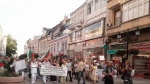 Мобилни лекарски кабинети за политици правят протестиращите в Пловдив