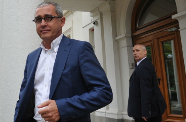 Правителството работи в режим „чуваемост” заради натиска от протестите