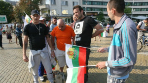 Протестиращи пак пиха кафето си пред парламента