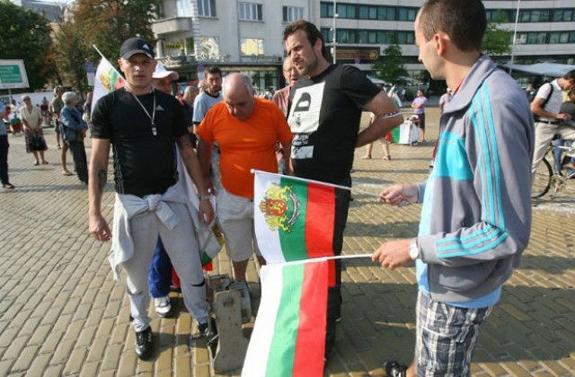 Протестиращи пак пиха „кафето” си пред парламента