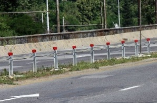 Възстановиха парапета на кръстовището до Краков