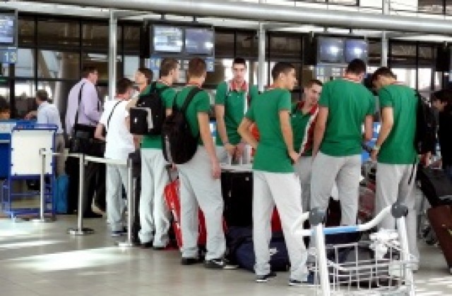 Усмихнати и оптимисти, юношите тръгнаха за Европейско