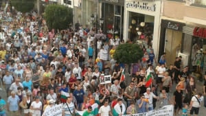 Жива верига от протестиращи опасва Главната улица