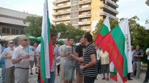 Протест и контрапротест в Сливен викове и гербери