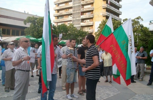 Протест и контрапротест в Сливен – викове и гербери