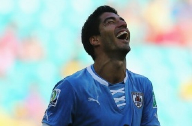 Луис Суарес подписа с... банка