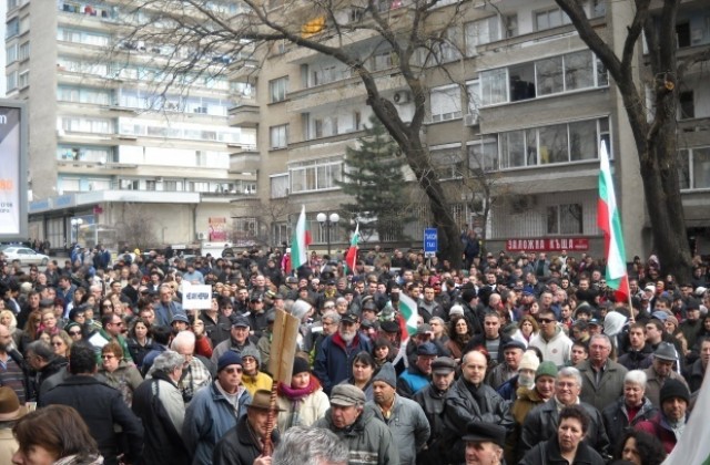 Участници във февруарските протести скочиха срещу сегашните протестиращи