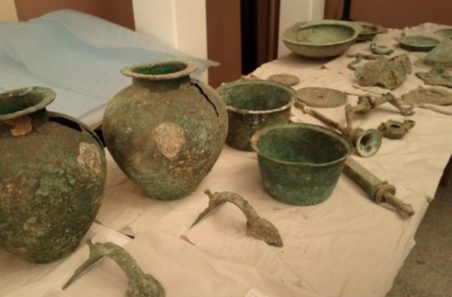 Боен шлем от ранноримската епоха откриха в 18-метрова могила край Брестовица