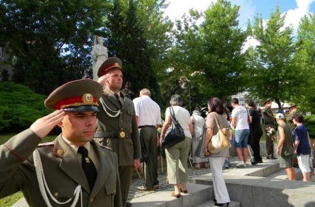 Цветя и почит за Левски