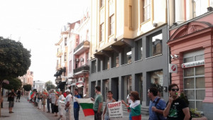 Над 100 метра жива верига от протестиращи на Главната