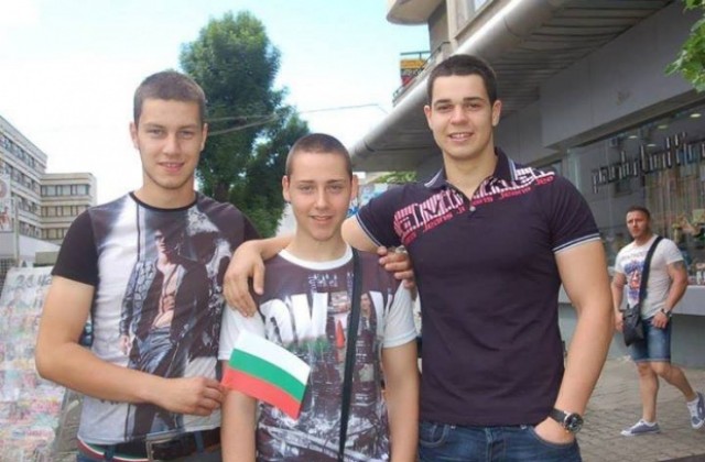 Трима ученици от Стара Загора върнаха портмоне с над 4500 евро