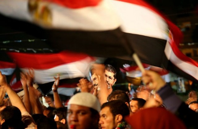 Поддръжници на Мохамед Морси протестираха пред сградата на правителството