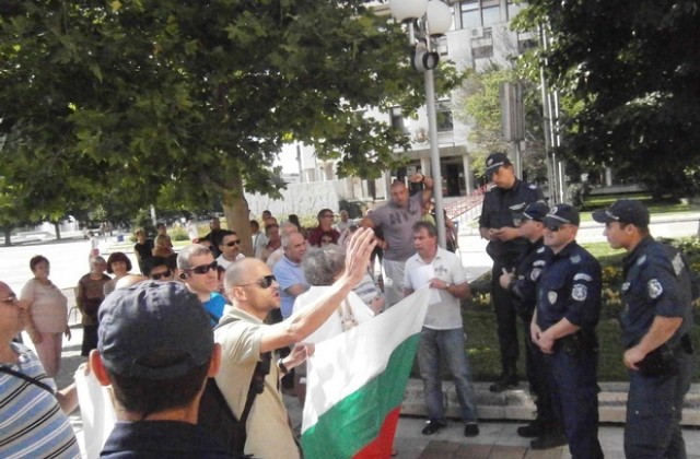 Близо 35 излязоха на протеста с искане на оставката на кмета
