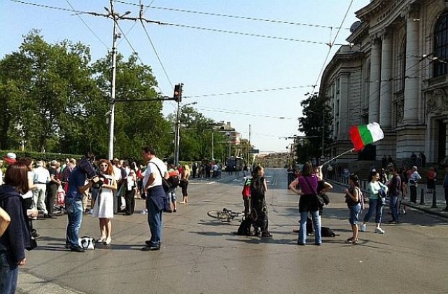 Целодневен протест окупира центъра на София и блокира движението