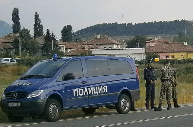 Задържаха младежи с оръжие и боеприпаси
