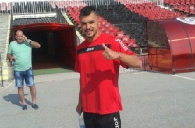 СНИМКИ: Валери Божинов облече екипа на Локо Сф