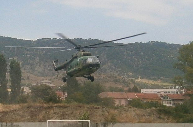 Военен хеликоптер лети към Ораново