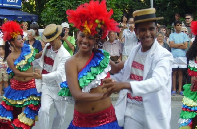 Дефиле открива 16-тия фолклорен фестивал, над 200 участници идват за фиестата