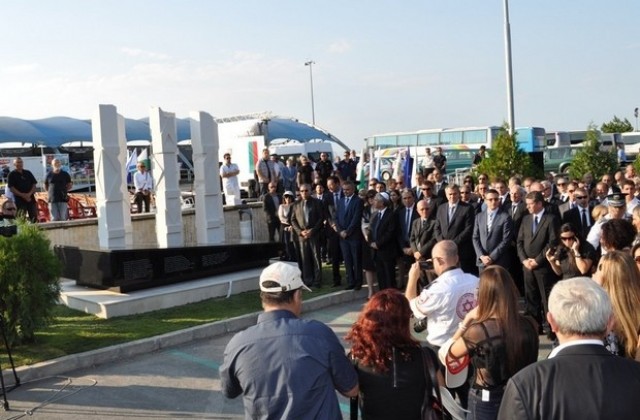 Паметник на жертвите от атентата на Летище Бургас