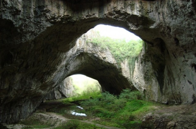 Служители на община Ловеч чистят Деветашката пещера