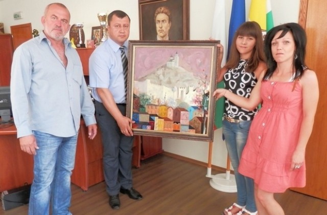 Две нови картини на Тошко Дончев украсяват фоайетата на Община Павликени