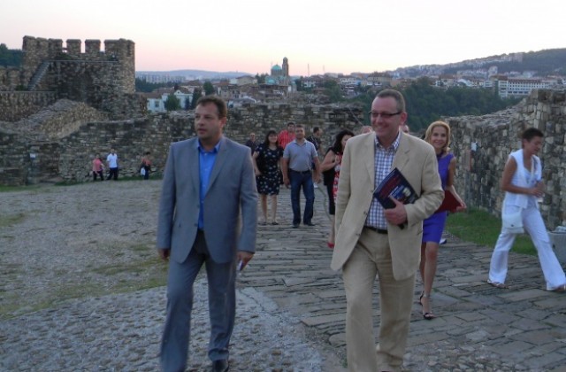 Министърът на културата гледа Тоска на Царевец