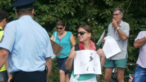 20 протестиращи 20 униформени и 6 полицейски коли на Шипка