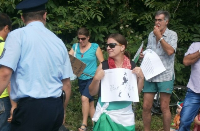 20 протестиращи, 20 униформени и 6 полицейски коли на Шипка