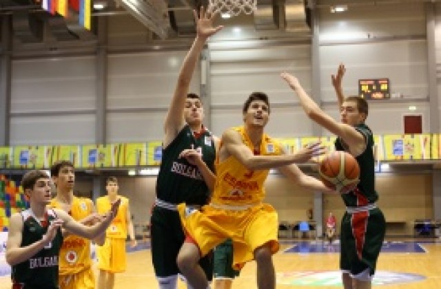 Здрава битка с Испания, но трето поражение за юношите