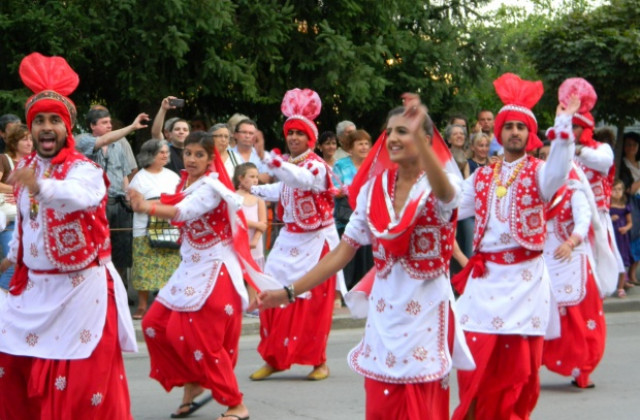 Фолклорната фиеста започна, индийка стана Мис Фестивал