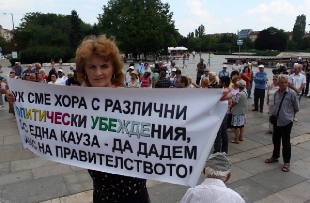 Стотина души и в неделя излязоха на контрапротест