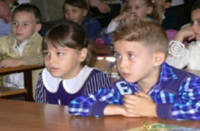 Продължава приемът на молби за помощи за първокласници