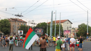 И протестиращите отидоха на мача