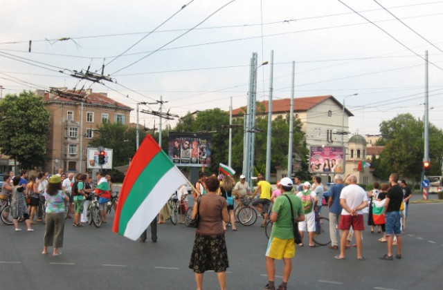 И протестиращите отидоха на мача