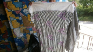 Изхвърлят скъсани дрехи пред домовете за деца вместо в контейнерите