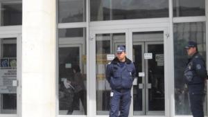 Искат арест за полицай от Добринище