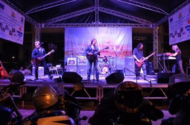 Divlje jagode пяха във Видин