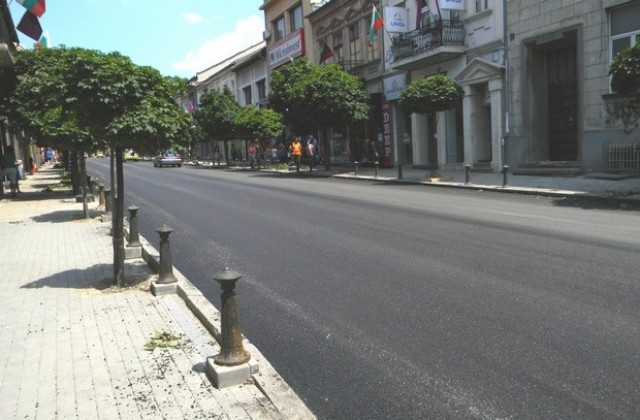 Над 220 тона асфалт положени по Независимост