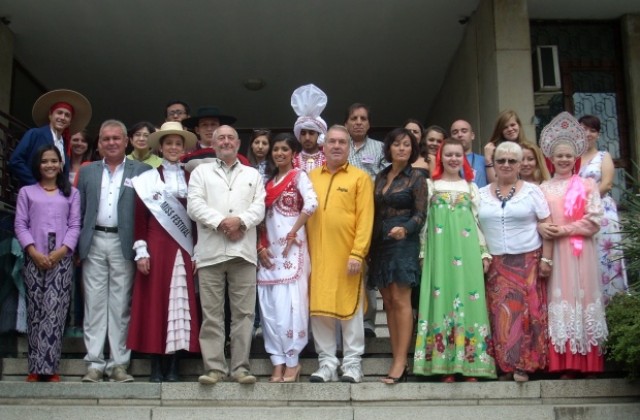 Птица от аметист, чилийско вино и рисувана купа получи В. Търново от участниците във фестивала