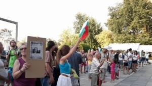 Протестиращите изписаха Оставка с телата си