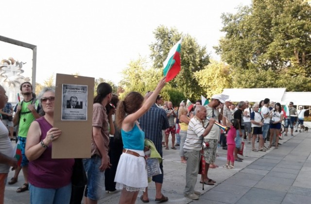 Протестиращите изписаха Оставка с телата си