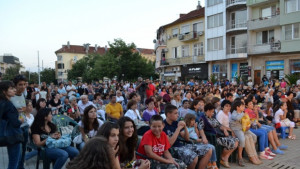 Стотици гледаха българско кино на площад Севтополис
