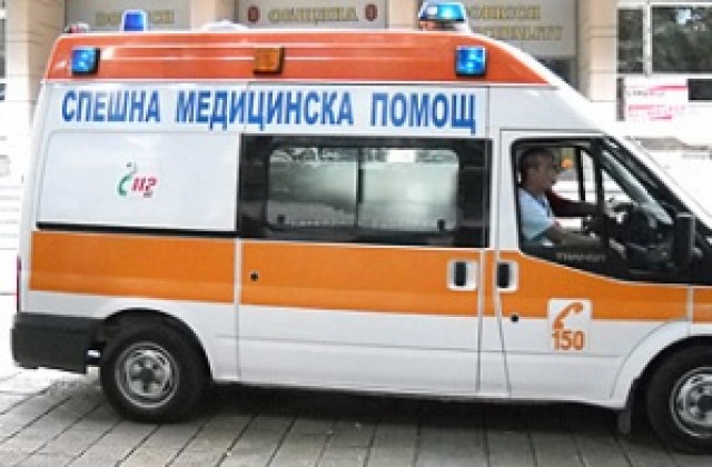 Двама мъже са в болница след катастрофи