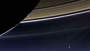 Уникални снимки на Земята от разстояние 144 млрд км