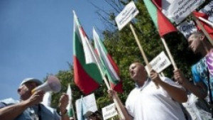 Служители на ВиКВарна протестират в защита на своя директор