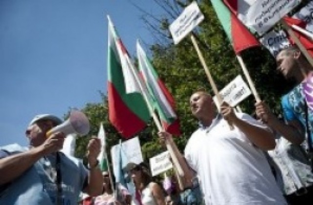 Служители на ВиК-Варна протестират в защита на своя директор